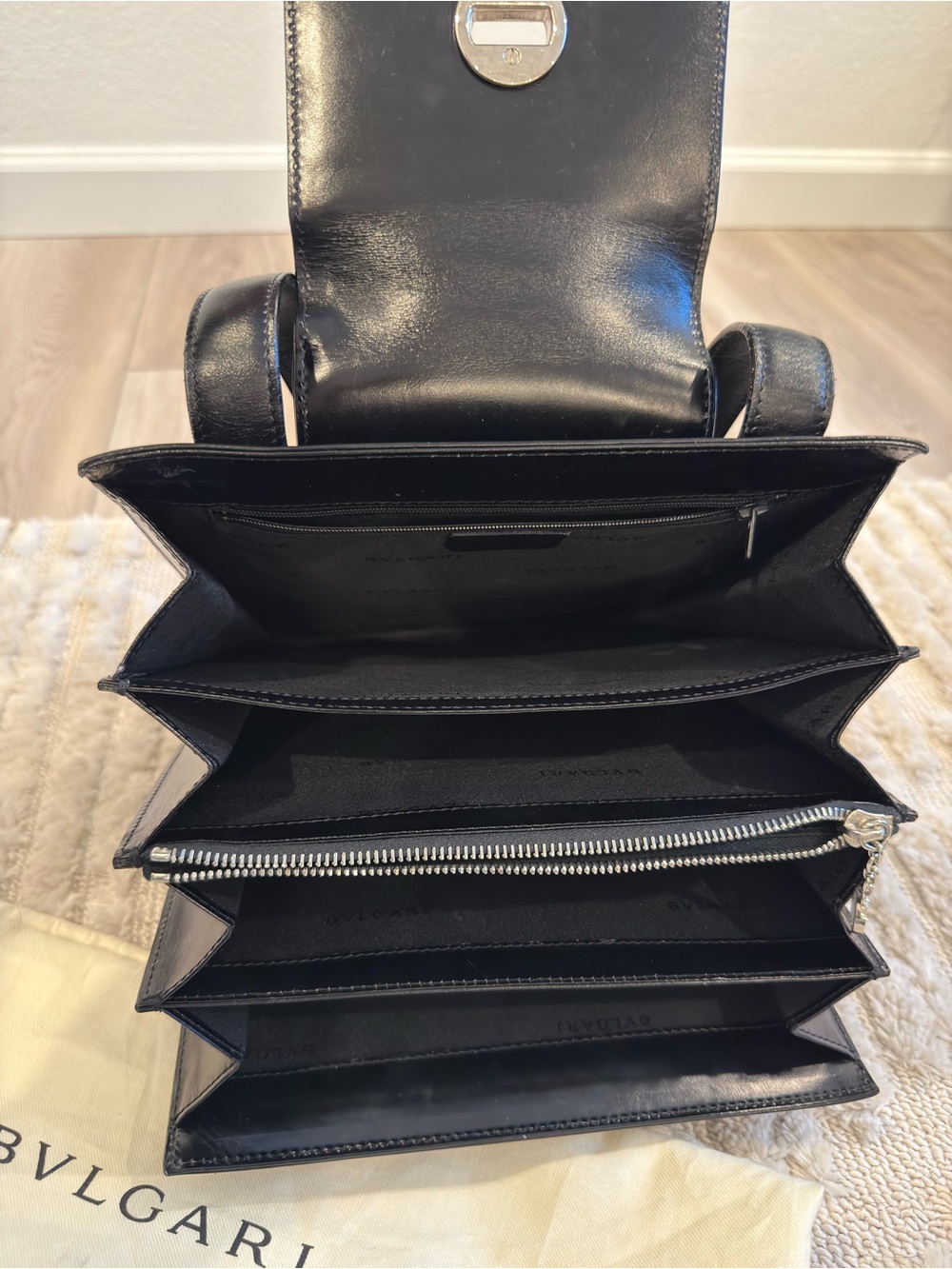 BVLGARI patent leather one strap shoulder bag with dust bag - Picture 4 of 12